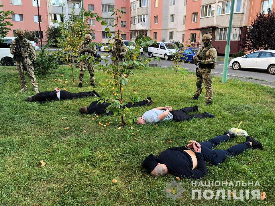 Полиция Киевщины задержала в трех регионах Украины подозреваемых в нападениях на элитные квартиры (фото)