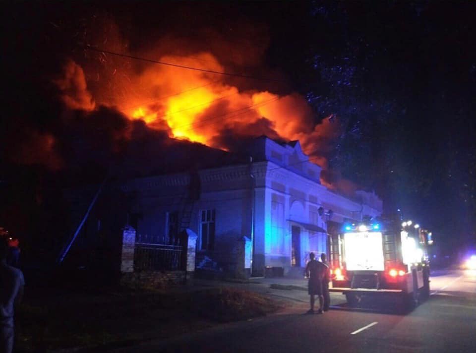 В Переяславе-Хмельницком ночью сгорел детский спортивный клуб (фото, видео)
