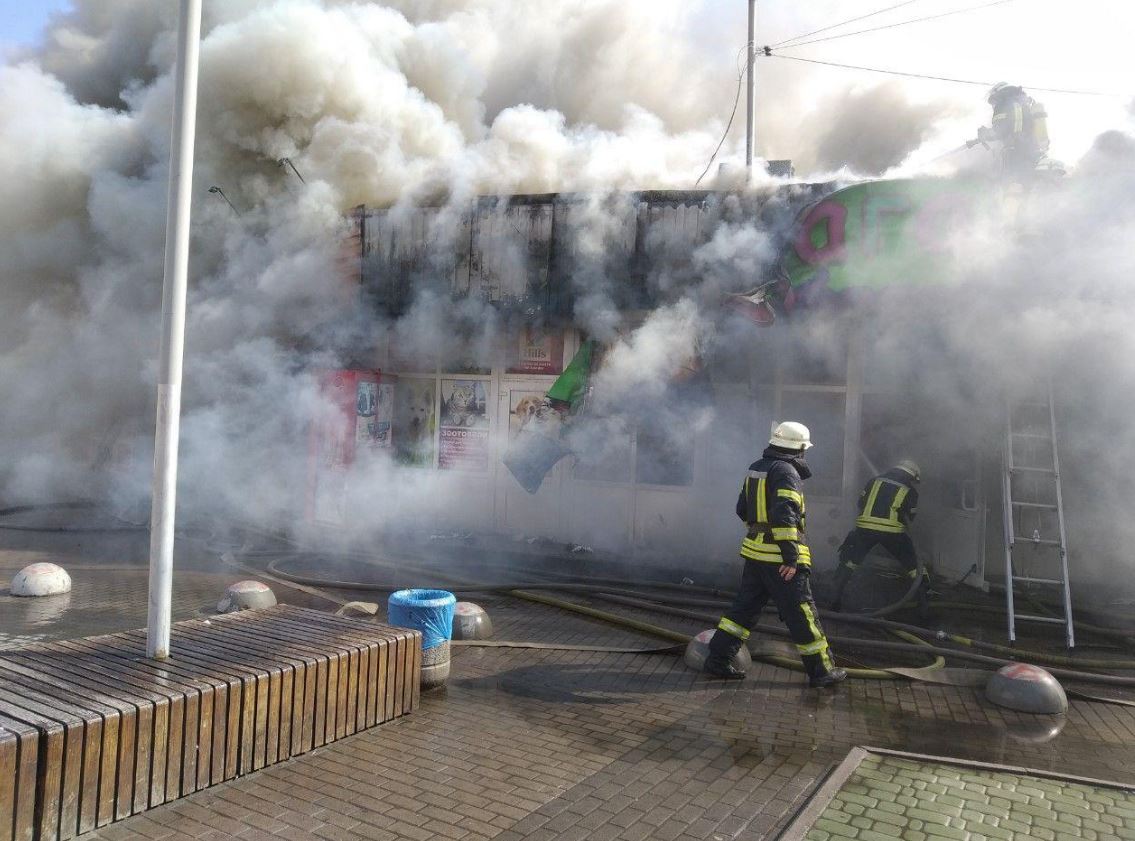 Возле станции метро Дарница в Киеве горит ряд торговых павильонов (видео)