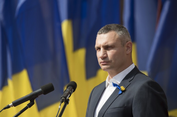 Виталий Кличко поднял флаг у Киевского городского совета (фото, видео)