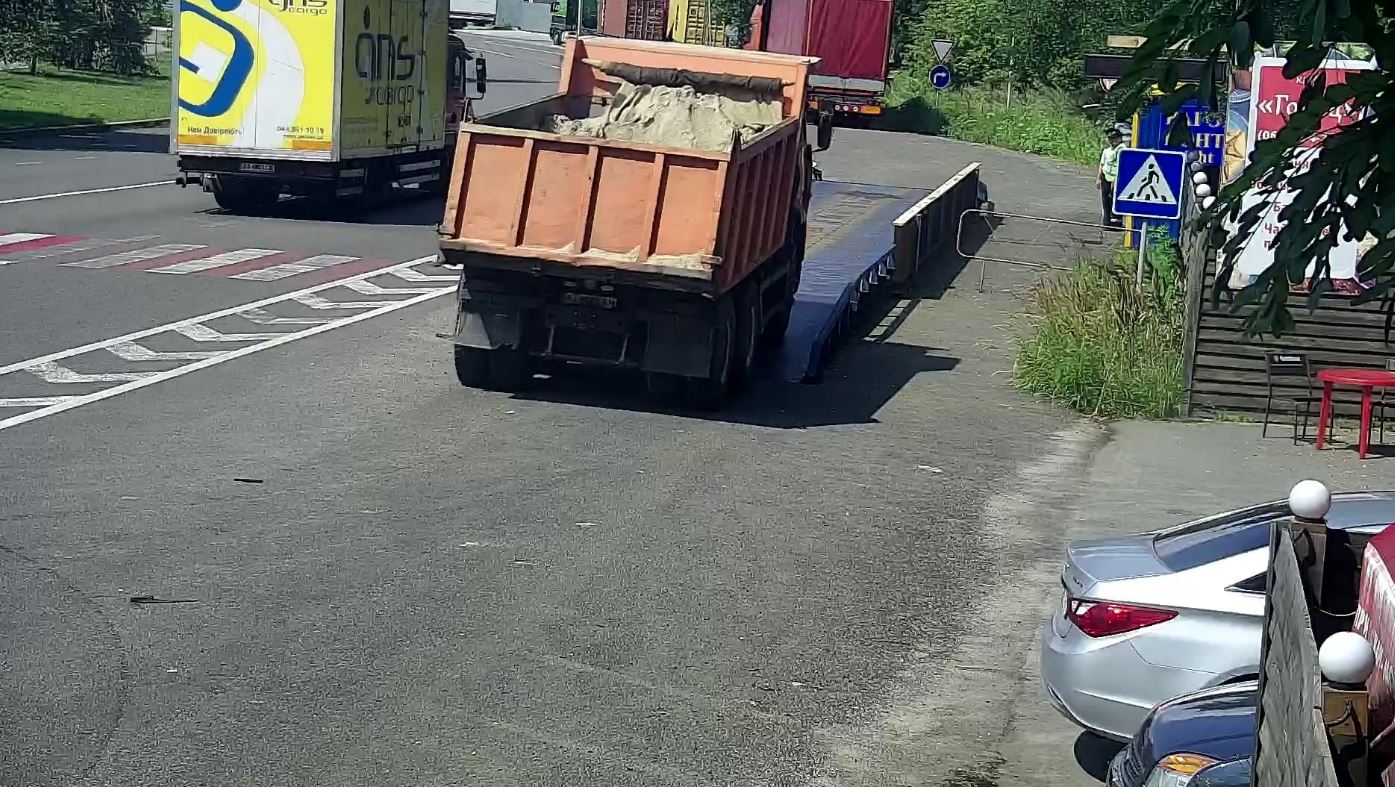 На въезде в Киев выявляют все больше грузовиков с перегрузом (фото)