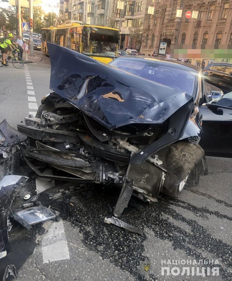 В результате столкновения двух автомобилей в центре Киева пострадали 5 пешеходов (фото, видео)