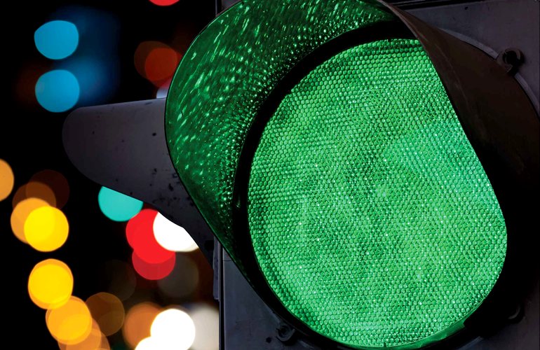 На Троещине коммунальщики настраивают на светофорах “зеленую волну” для проезда по улице Драйзера
