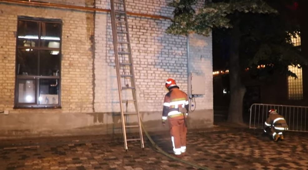 Ночью в столице пожарные в течение часа потушили горевшее кафе (видео)