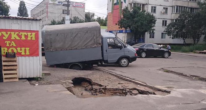 На проспекте Правды в Киеве “газель” провалилась под асфальт (фото)