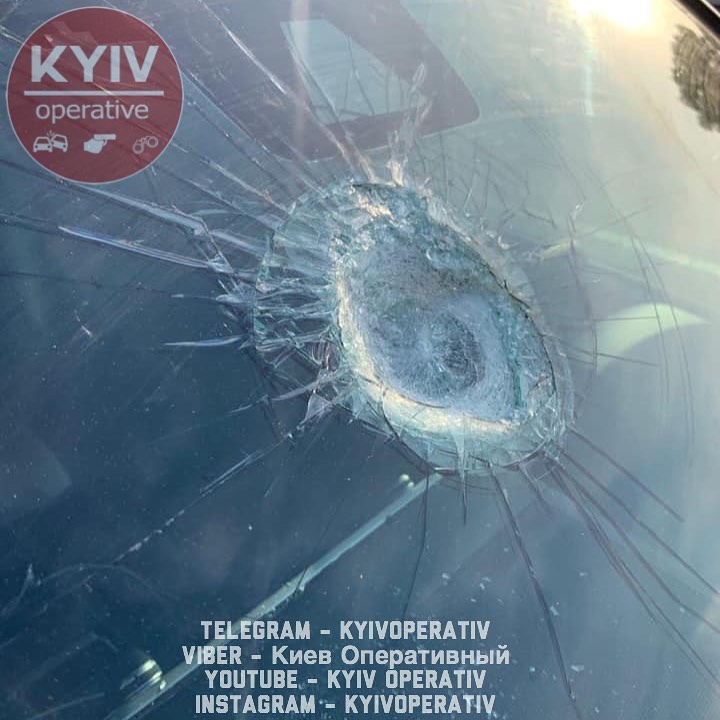 Кусок путепровода на Богатырской в Киеве разбил лобовое стекло автомобиля (фото, видео)