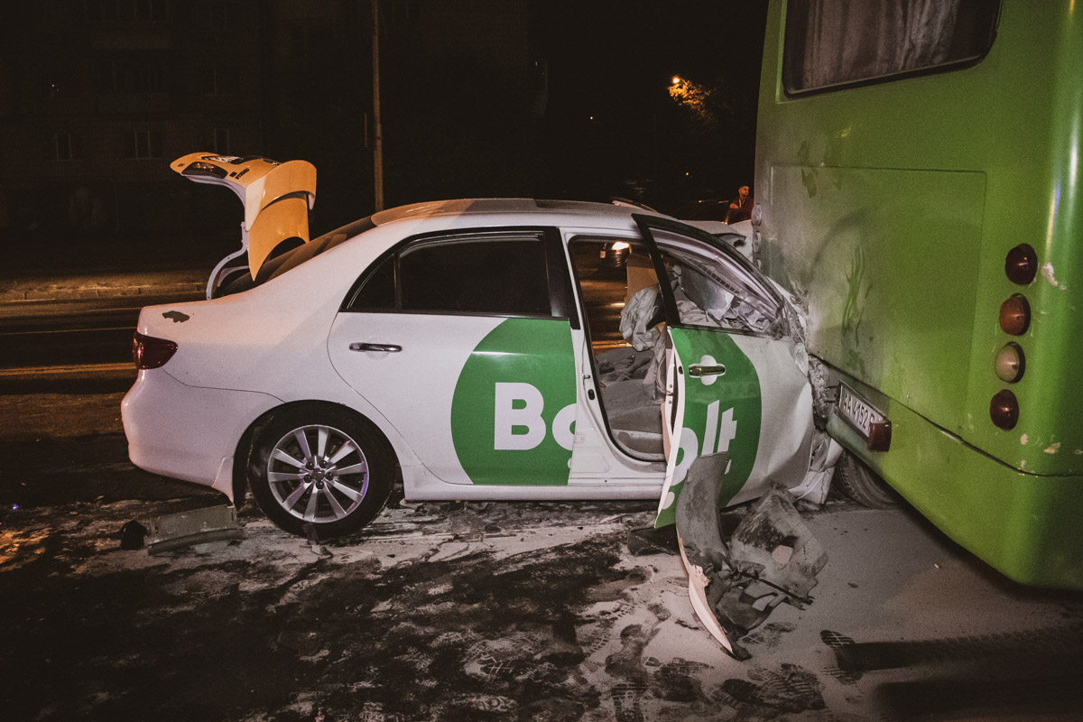 На Харьковском шоссе в Киеве такси загорелось после столкновения с маршруткой (фото, видео)