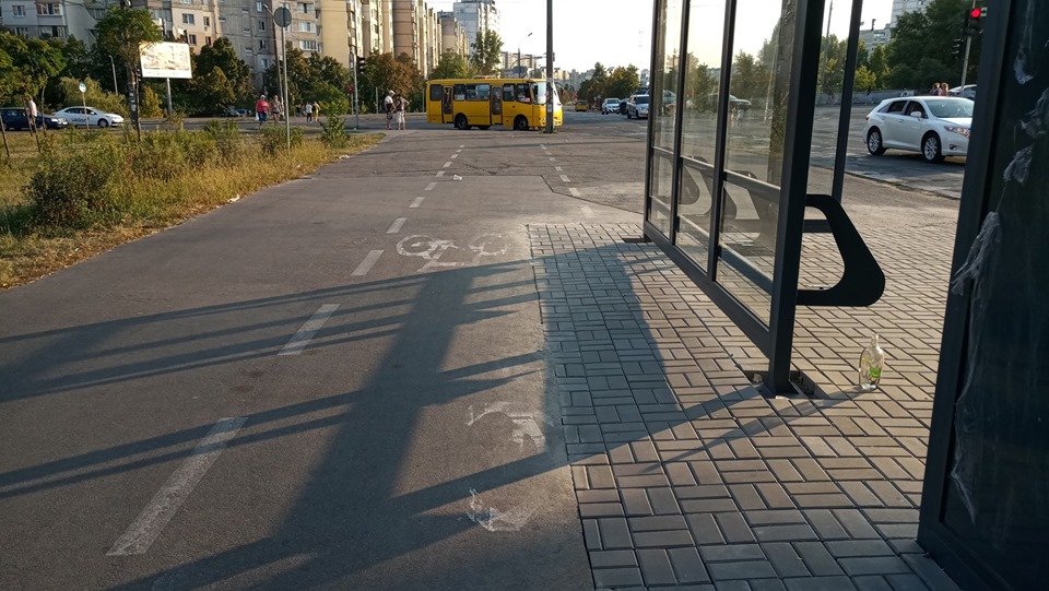 Для обустройства остановки общественного транспорта на Троещине в Киеве подрядчик занял почти метр велодорожки (фото)