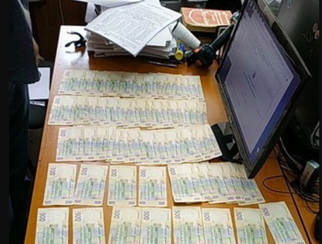 Полицейский следователь задержан в Киеве при получении взятки в 35 тысяч гривен