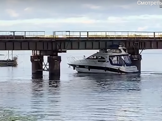 Пьяный водитель катера врезался в мост через реку Десенка в Киеве (видео аварии)