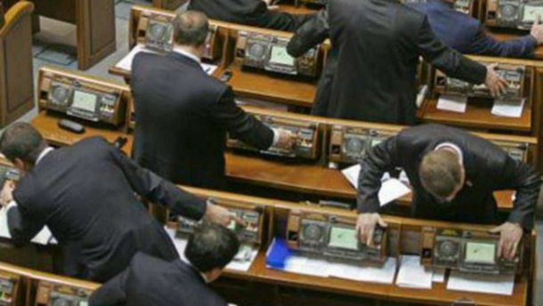 ВР направила в КСУ законопроект о лишении нардепа мандата за “кнопкодавство” и прогулы (видео)