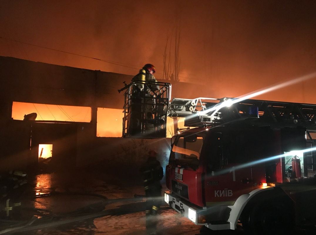 Ночью в Киеве пожар на складе перекинулся на офисное здание (фото, видео)