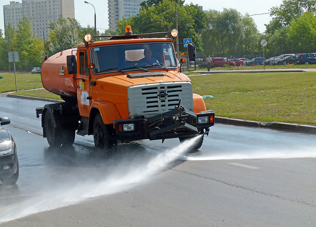 “Киевавтодор” в борьбе за чистоту воздуха мыл улицы в Дарницком районе столицы (видео)