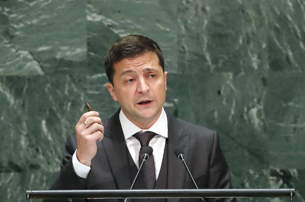 Зеленский сказал в ООН, что пока в Украине война, в опасности вся планета, и показал мировым лидерам армейский патрон (видео)