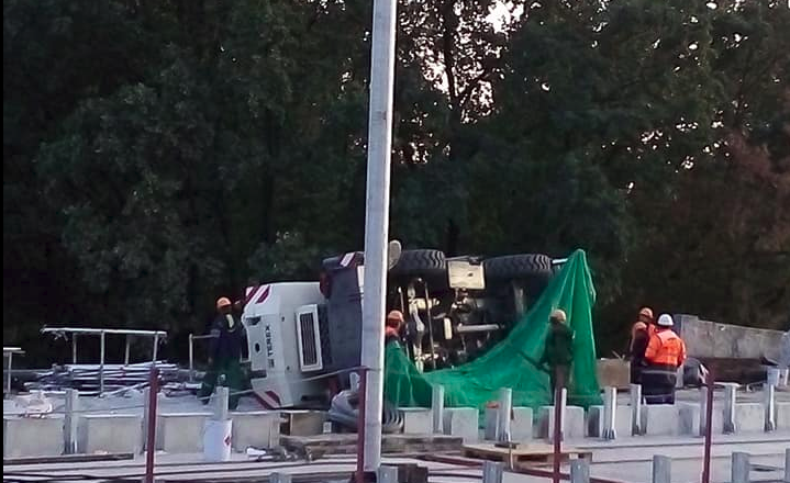 На Борщаговском путепроводе перевернулся автокран “Киевавтодора” (фото)