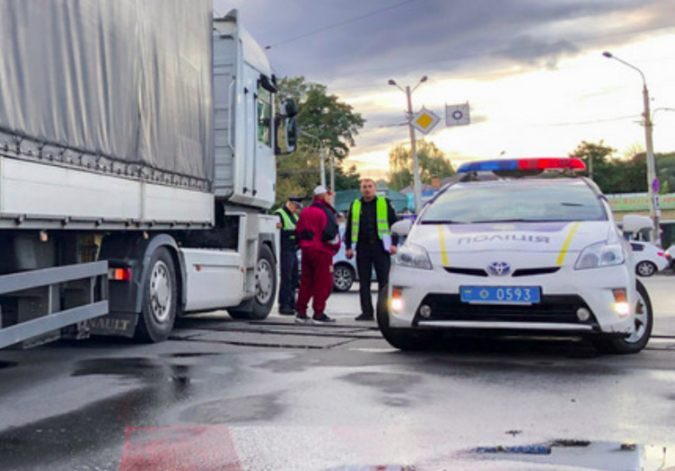 На пешеходном переходе на площади Шевченко в Киеве грузовик задавил женщину (видео)