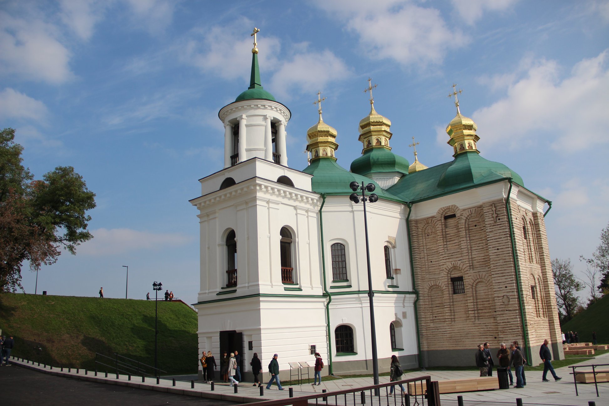 В Киеве после реставрации открыли памятник архитектуры - церковь Спаса на Берестове (фото)