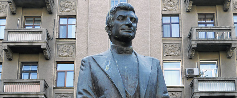 Нардеп Пушкаренко просит Кличко благоустроить сквер и территорию возле памятника Соловьяненко