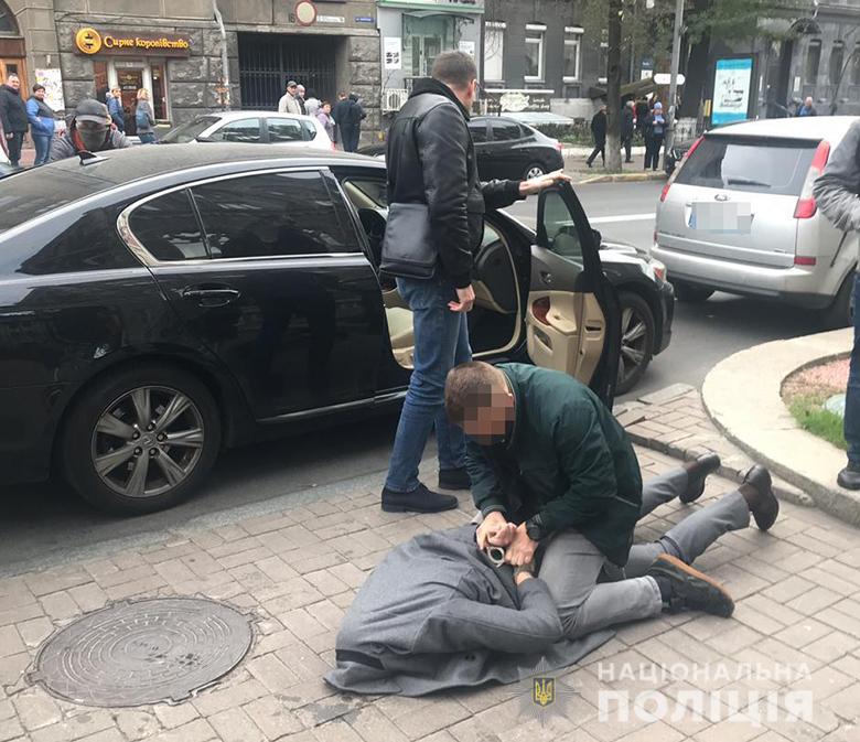 Сотрудник НБУ задержан в Киеве за попытку мошенническим путем выманить у предпринимателя 50 тысяч долларов
