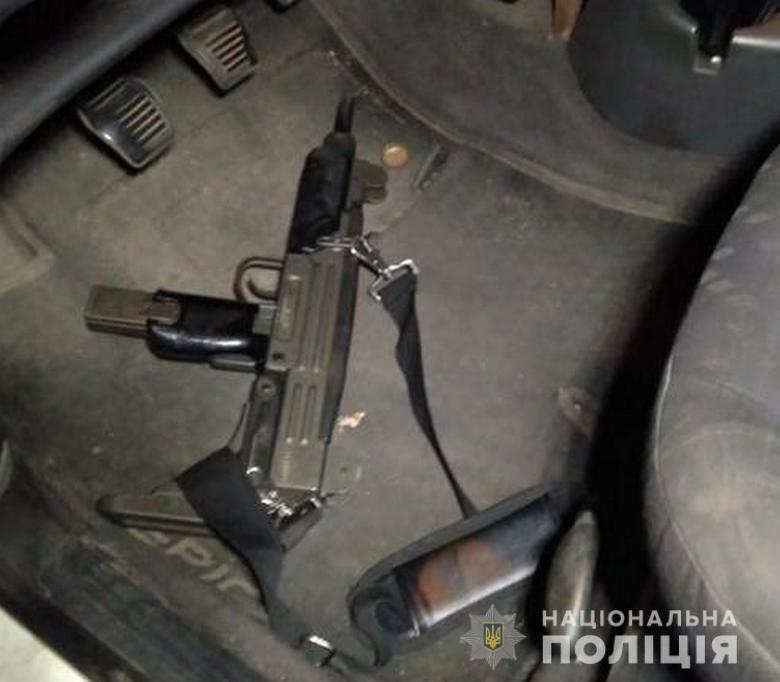 В Киеве полиция задержала устроивших стрельбу мужчин с арсеналом оружия в автомобиле (фото)