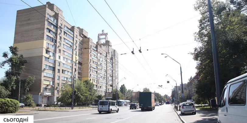 На столичной улице Довженко демонтировали 28 бигбордов (фото)