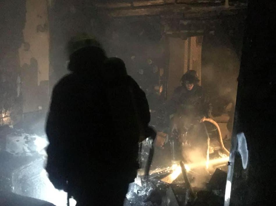 Из горящей многоэтажки на столичных Березняках спасатели эвакуировали жильцов (фото)