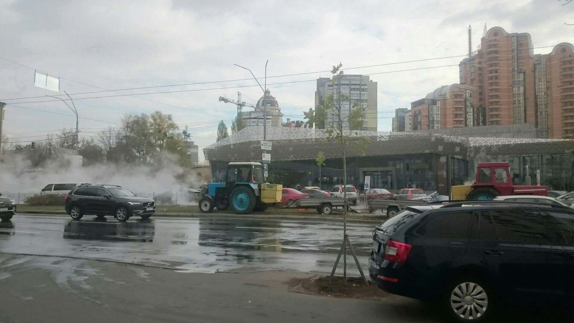 В Печерском районе Киева из-за прорыва трубы дорогу залило кипятком (фото)
