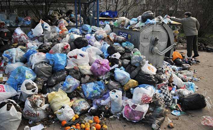 В Киеве на Нивках коммунальщики не успевают вывозить мусор из-за использования жителями частного сектора контейнеров у многоэтажек