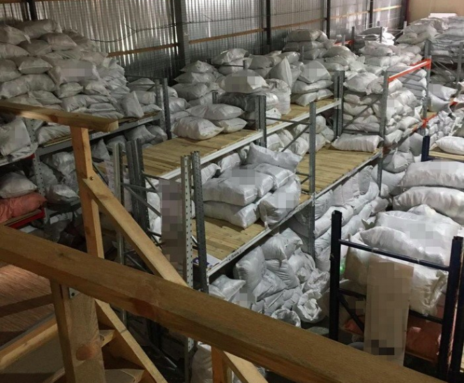 СБУ обнаружила на складах в Киеве контрабандную брендовую одежду на более чем 100 млн гривен (фото)