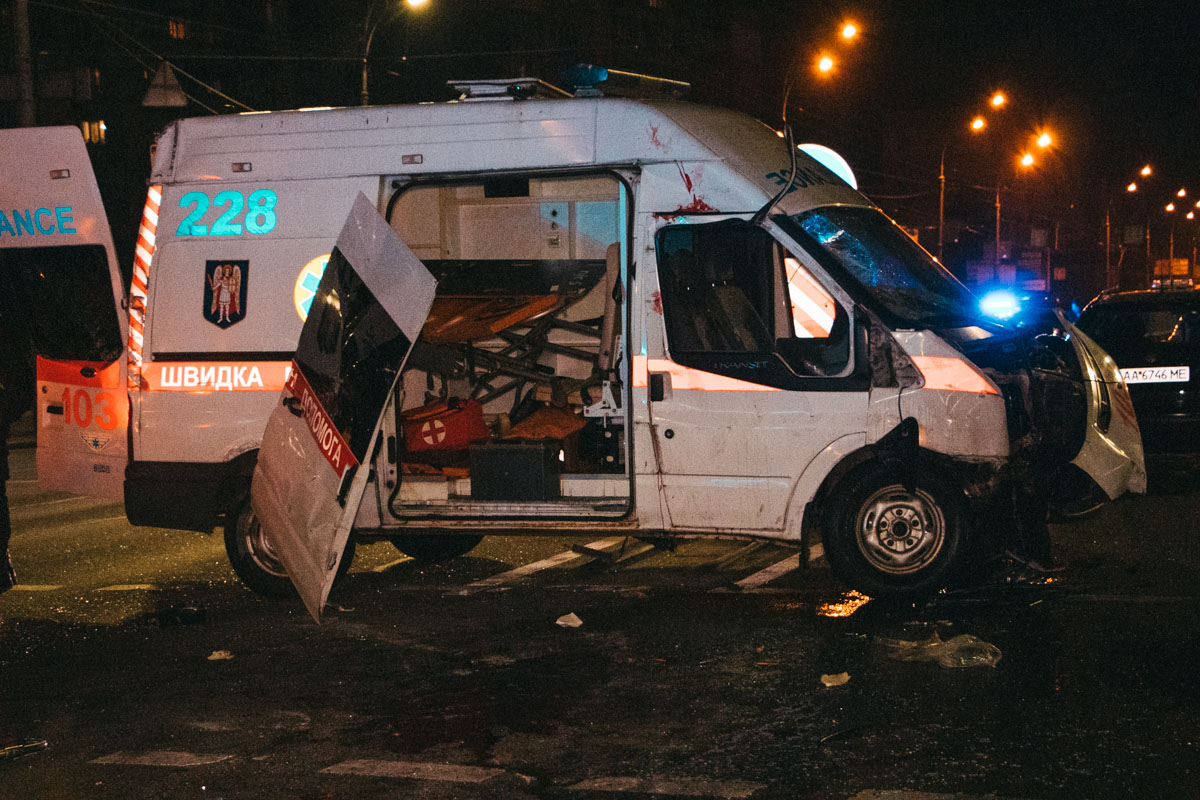 В Киеве на Троещине в жутком ДТП с участием скорой погибли два человека, еще четверо пострадали (фото, видео)
