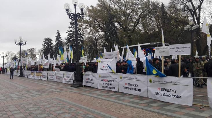 Под Верховной Радой протестуют против отмены запрета на продажу земли (фото)