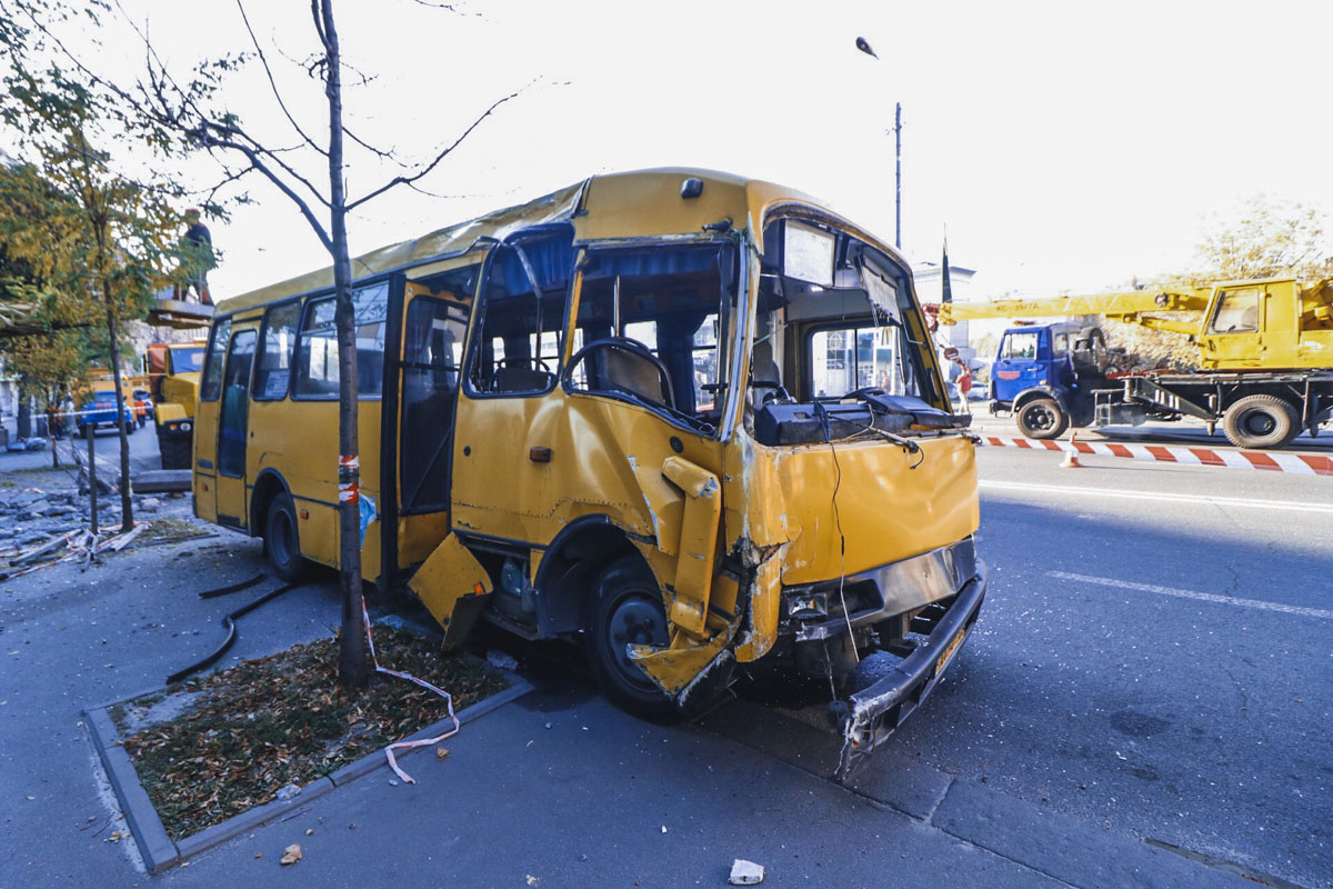 На Лукьяновке в Киеве маршрутка с пассажирами врезалась в столб (фото)