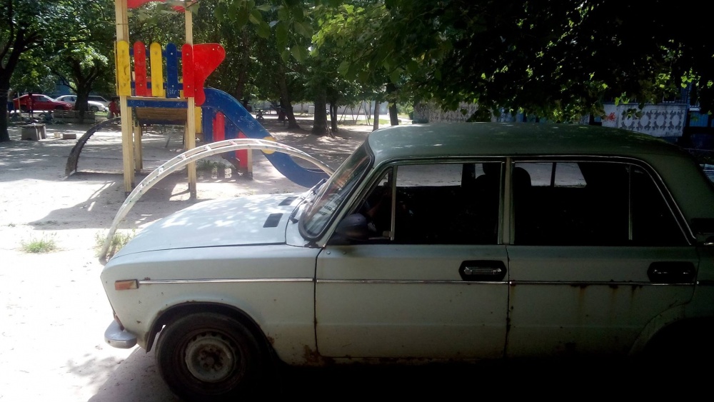 Уставшие от неправильной парковки жители Оболони взялись за зонирование пешеходных зон