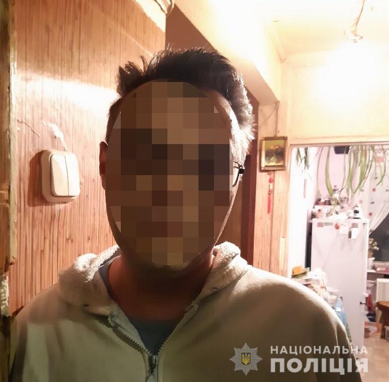 Полиция Киева задержала подозреваемого в серийных нападениях с ножом (фото, видео)