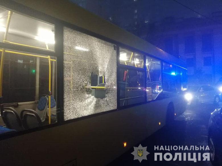 Столичные полицейские задержали хулиганов, бросавших камни в автобусы футбольных фанатов (фото)