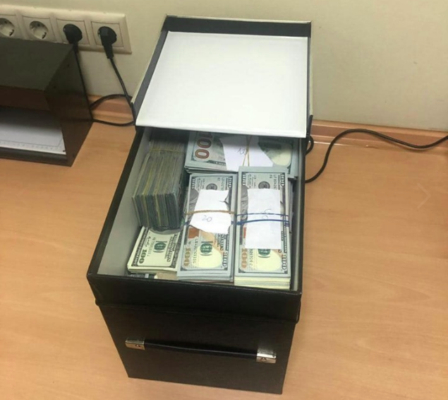 Из банковской ячейки задержанного вчера за взятку врача-трансплантолога изъяли 840 тысяч долларов (фото)