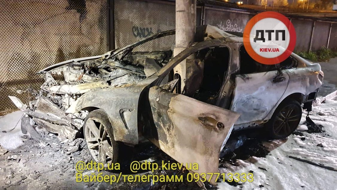 На улице Борщаговской в Киеве BMW протаранил столб и загорелся (фото, видео)