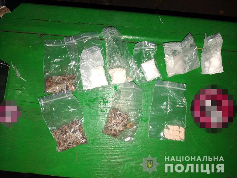 Полиция Киева задержала “закладчиков” с 4 кг каннабиса и 800 г амфетамина в автомобиле (фото)