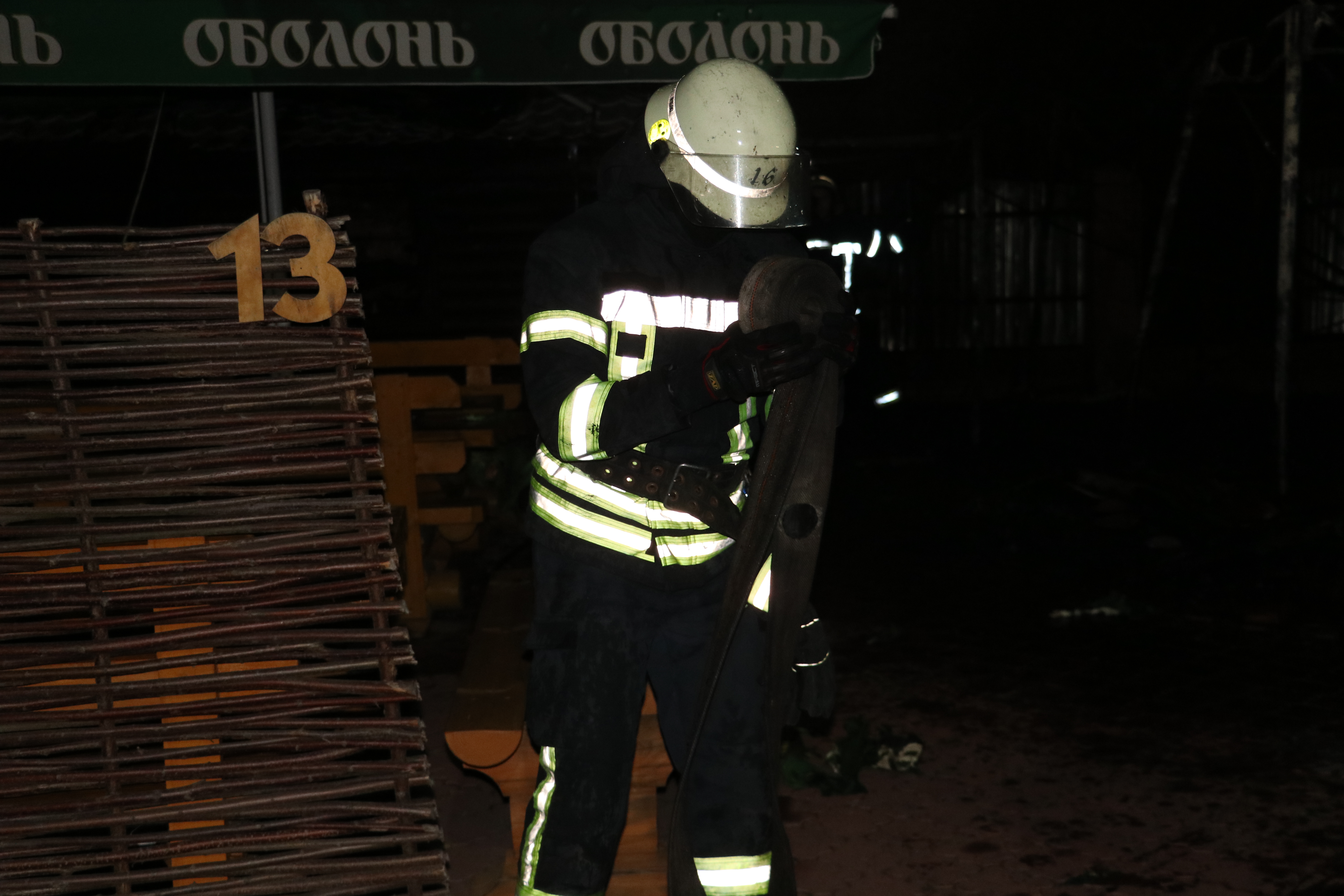 Ночью в столичном Гидропарке горело кафе (фото)