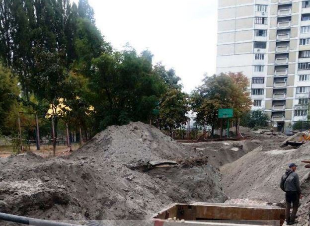 Киевские власти просят проверить законность демонтажа сквера в Дарницком районе ради новостройки