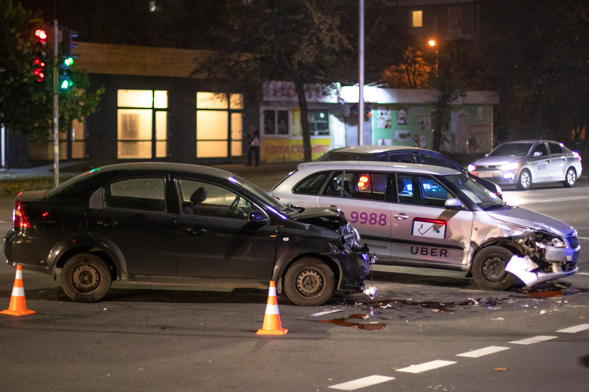 Четыре человека пострадали в ДТП с участием двух автомобилей такси на Харьковском шоссе в Киеве (фото, видео)