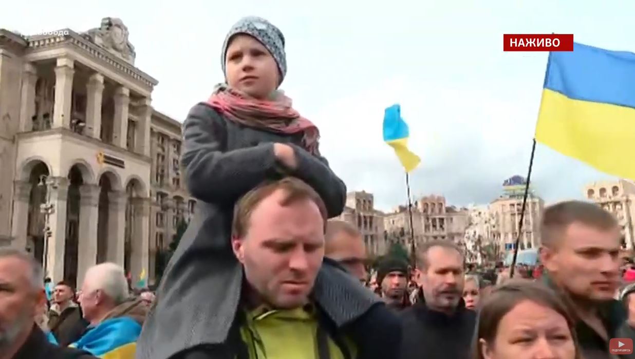 В центре Киева проходит многотысячное вече "Остановим капитуляцию” (прямая трансляция)