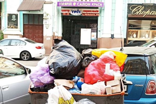 Юридические лица в центре Киева “подбрасывают” свой мусор в баки возле домов (видео)