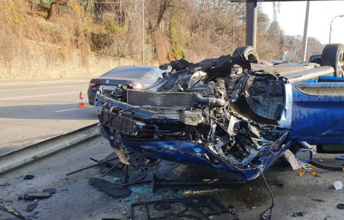 На столичном Печерске внедорожник врезался в дорожное ограждение, перевернулся и загорелся (фото, видео)