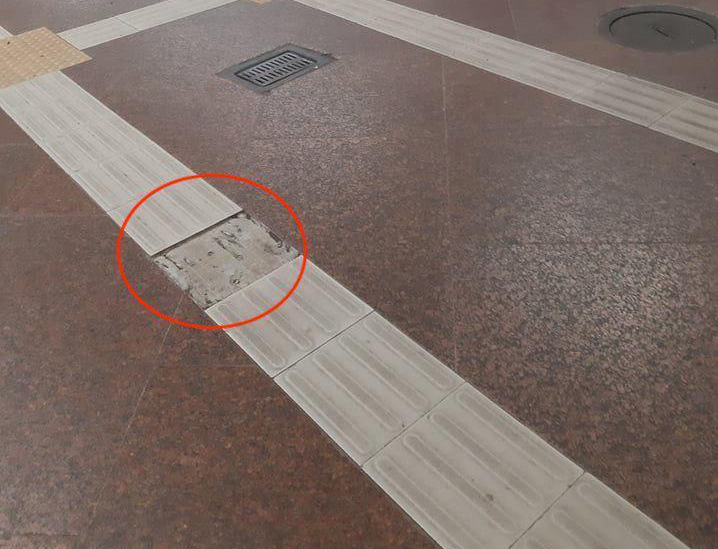 На недавно капитально отремонтированной станции метро “Святошин” отваливается плитка