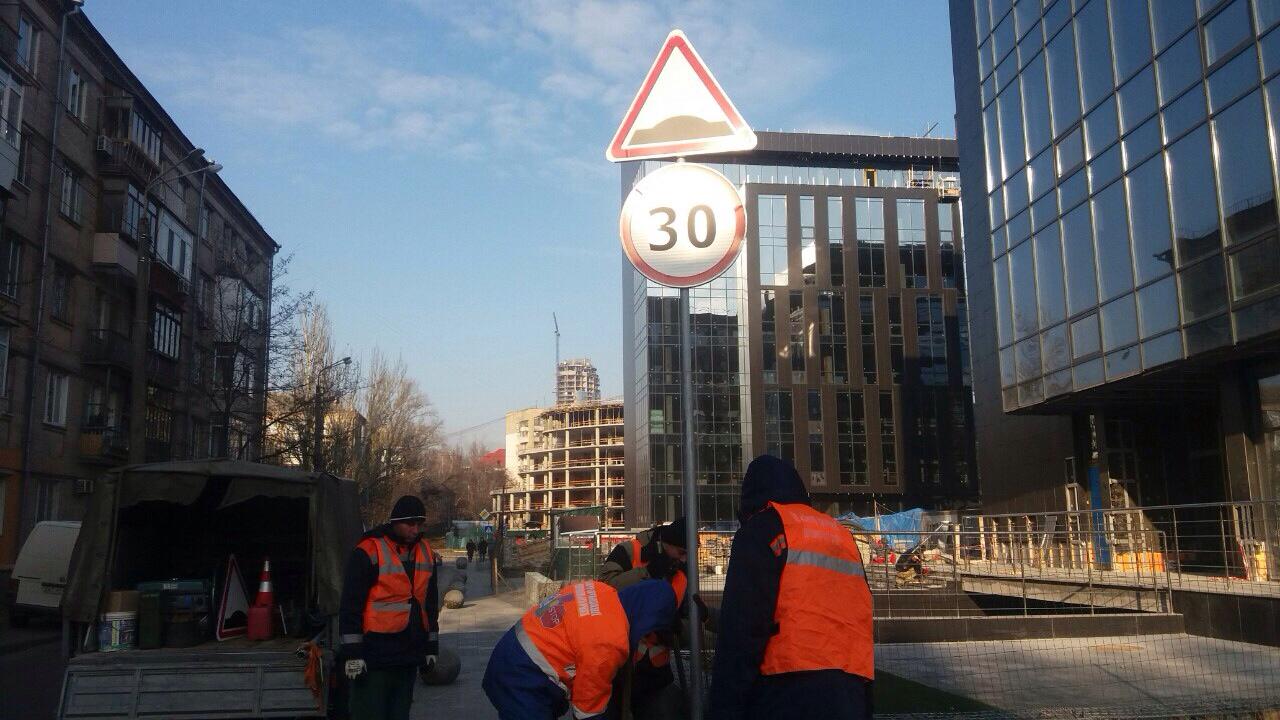 На одной из улиц столичного Печерска внедрили новую схему движения