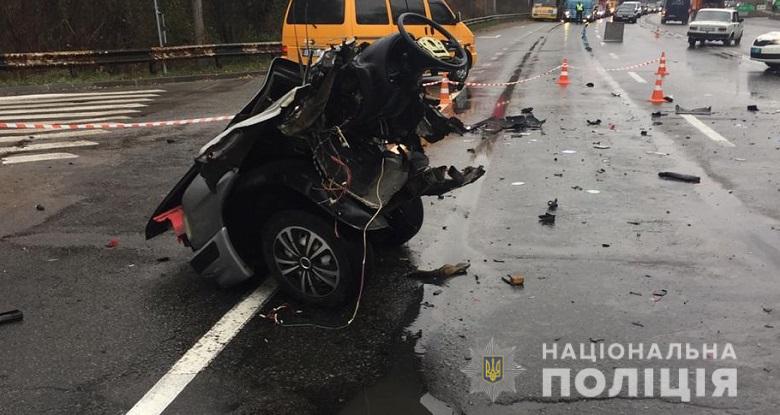 В результате аварии в Голосеевском районе столицы погиб один человек, еще пятеро травмированы (фото)