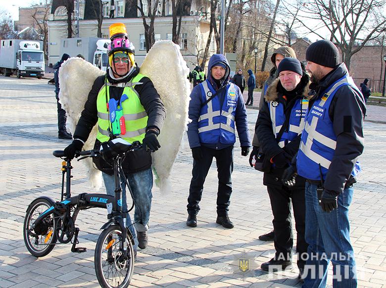 В Киеве противники акции к Международному дню памяти трансгендерных людей устроили потасовку с полицией (фото, видео)