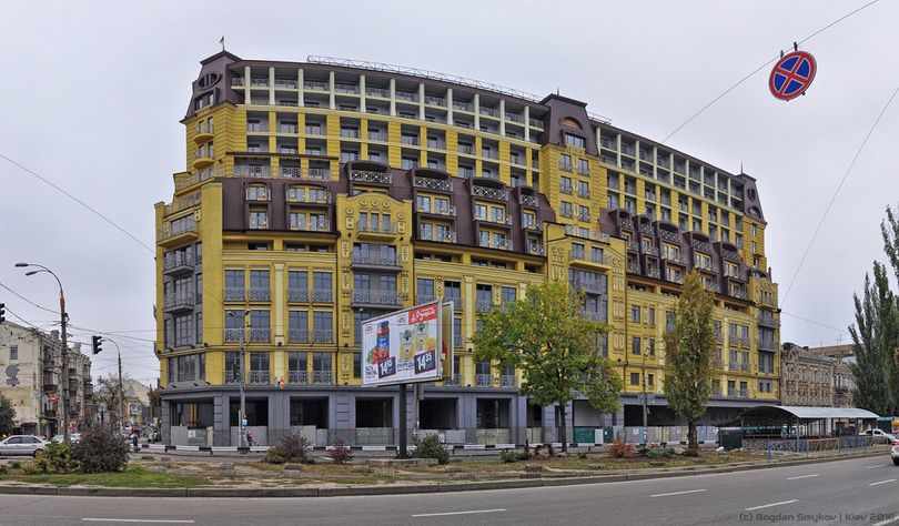 Хозсуд Киева обязал застройщика снести надстройку выше восьмого этажа над “домом-монстром” на Подоле