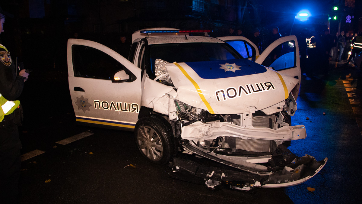 В Киеве столкнулись автомобили такси и полиции, пострадали четыре человека (фото, видео)